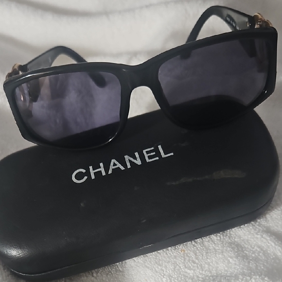 CHANEL Elegant Black Sunglasses - Picture 1 of 4